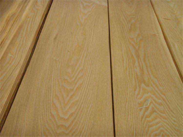 The type of wood features